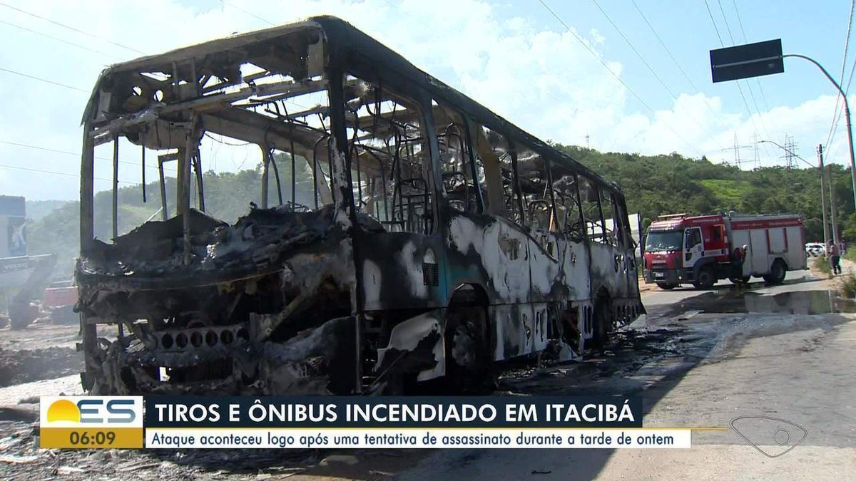 Homem é baleado e criminosos ateiam fogo em ônibus em Cariacica no ES