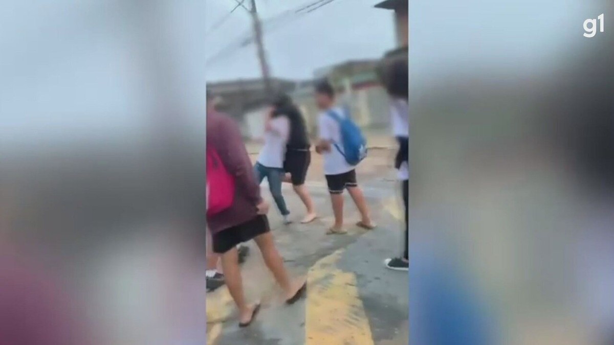 Aluno autismo é cercado por estudantes e agredido mata leão