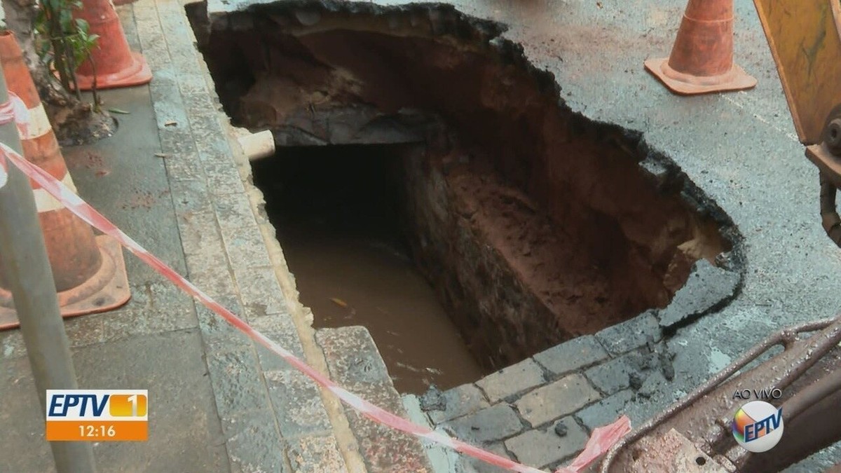 Rompimento de galeria de água pluvial interdita a Rua Marcondes Salgado