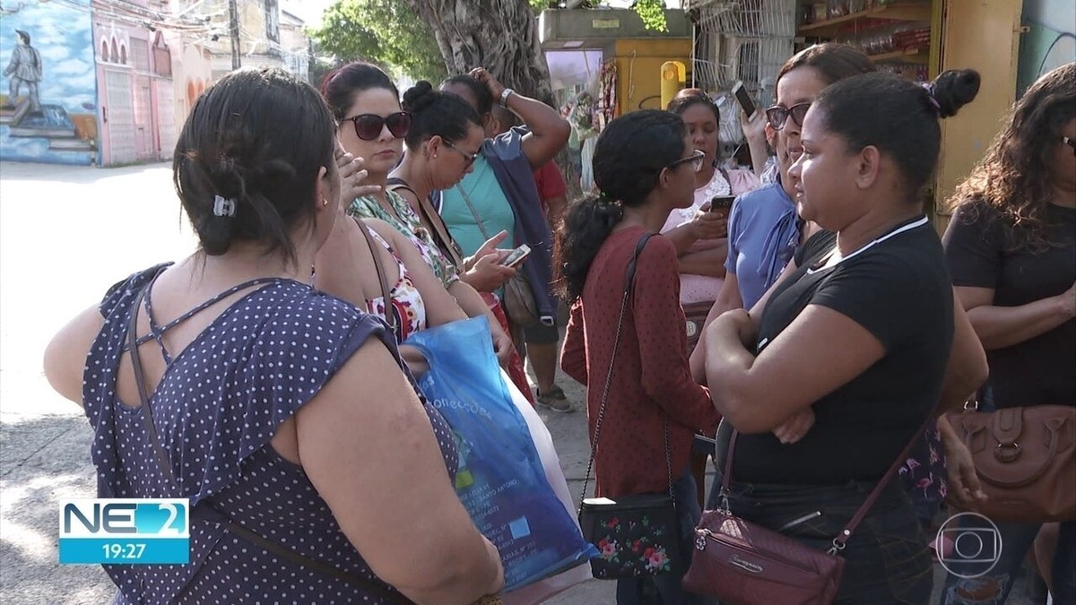 Pais Dormem Em Fila Tentando Matricular Filhos Em Escola Estadual No