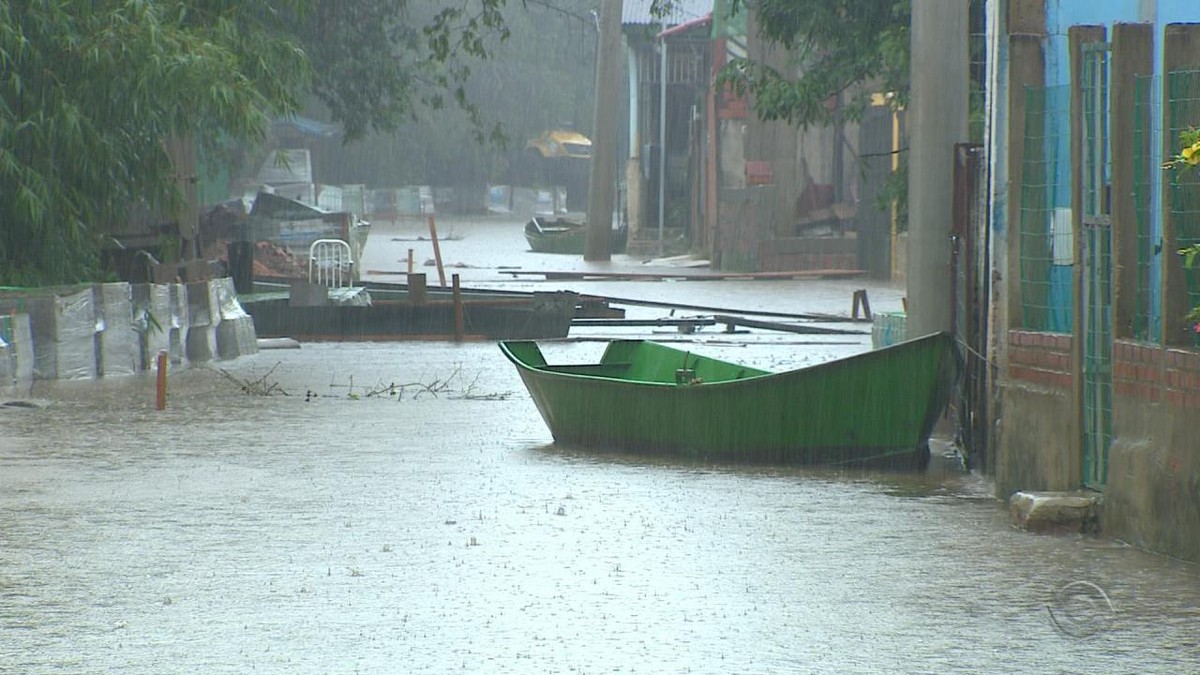 Nível do Guaíba atinge 2 10 metros e deixa Porto Alegre em situação de