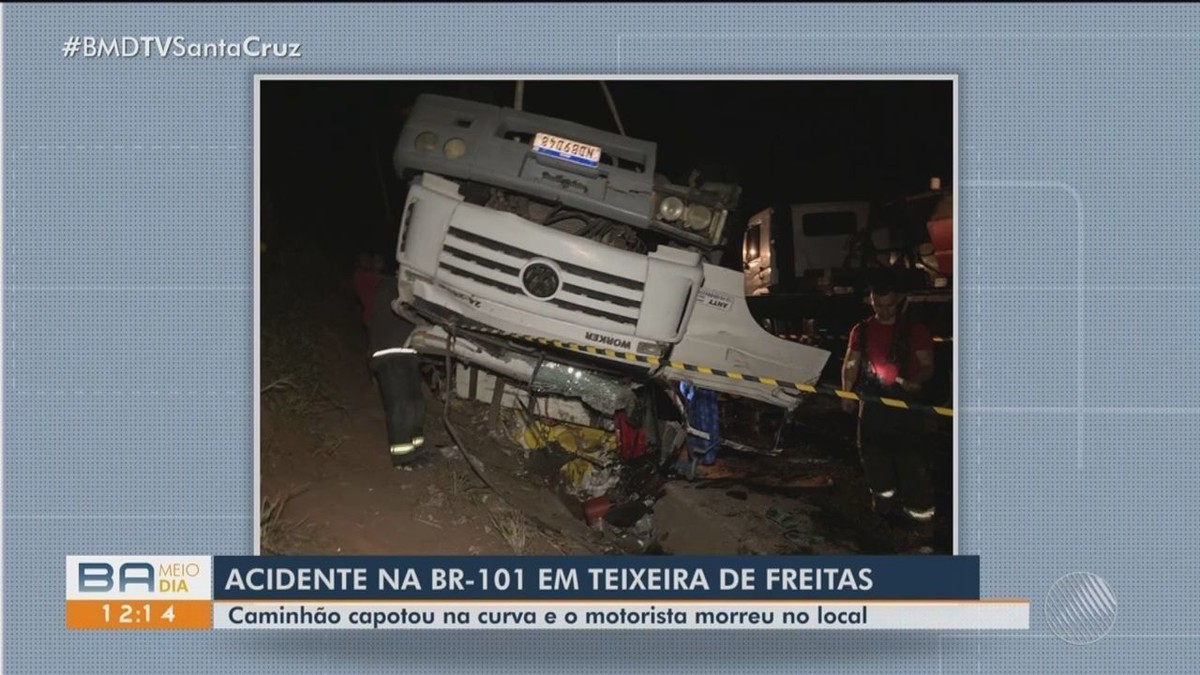 Motorista morre após caminhão carregado de tinta capotar em estrada no