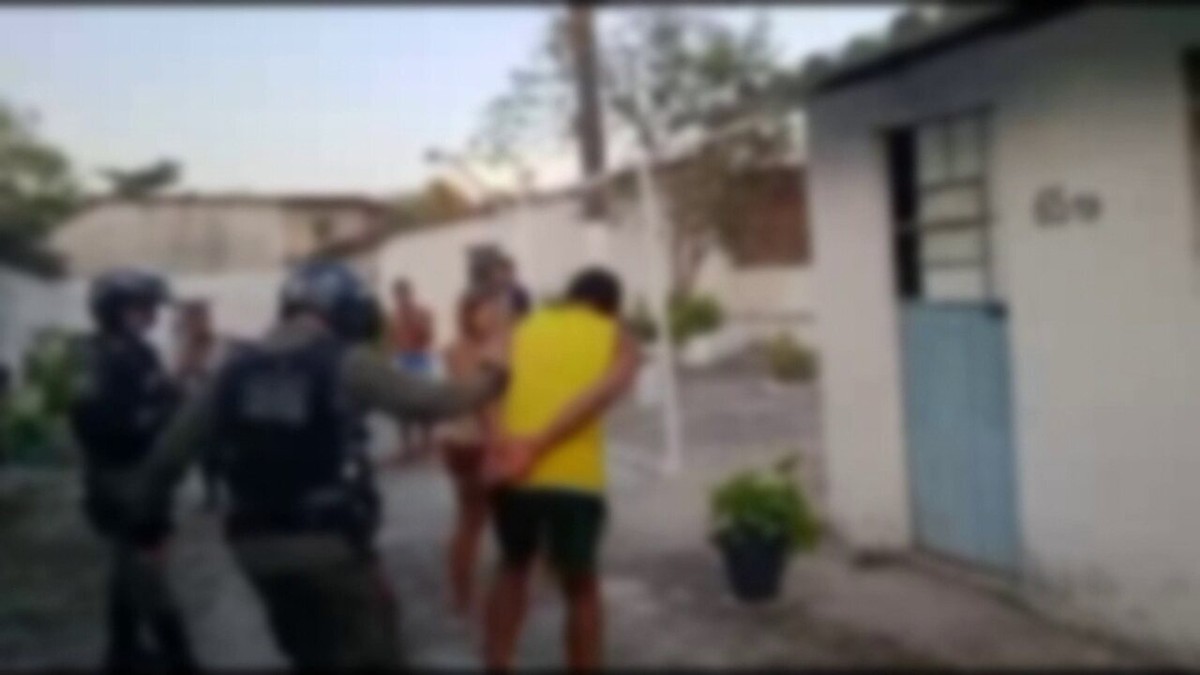 Homem mata ex esposa a facadas fere vizinho que tentou salvar vítima e