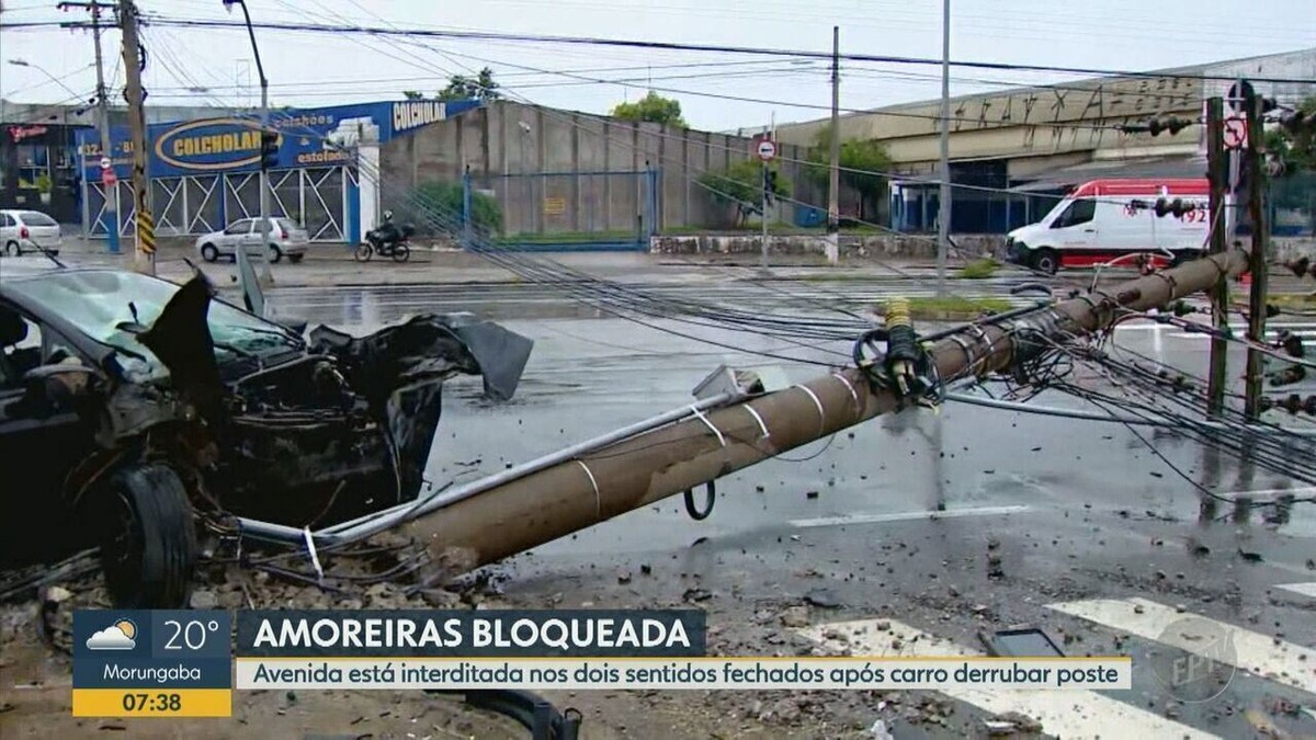 Homem derruba poste carro roubado em perseguição na Avenida das