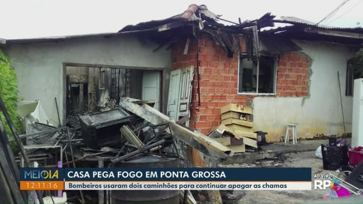 Família fica desalojada após ter casa destruída em incêndio em Ponta