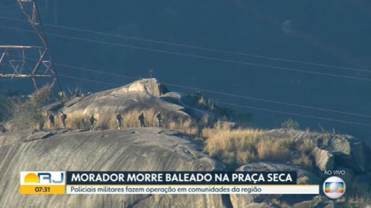 PM faz operação na Praça Seca morador morreu após tiroteio na noite de