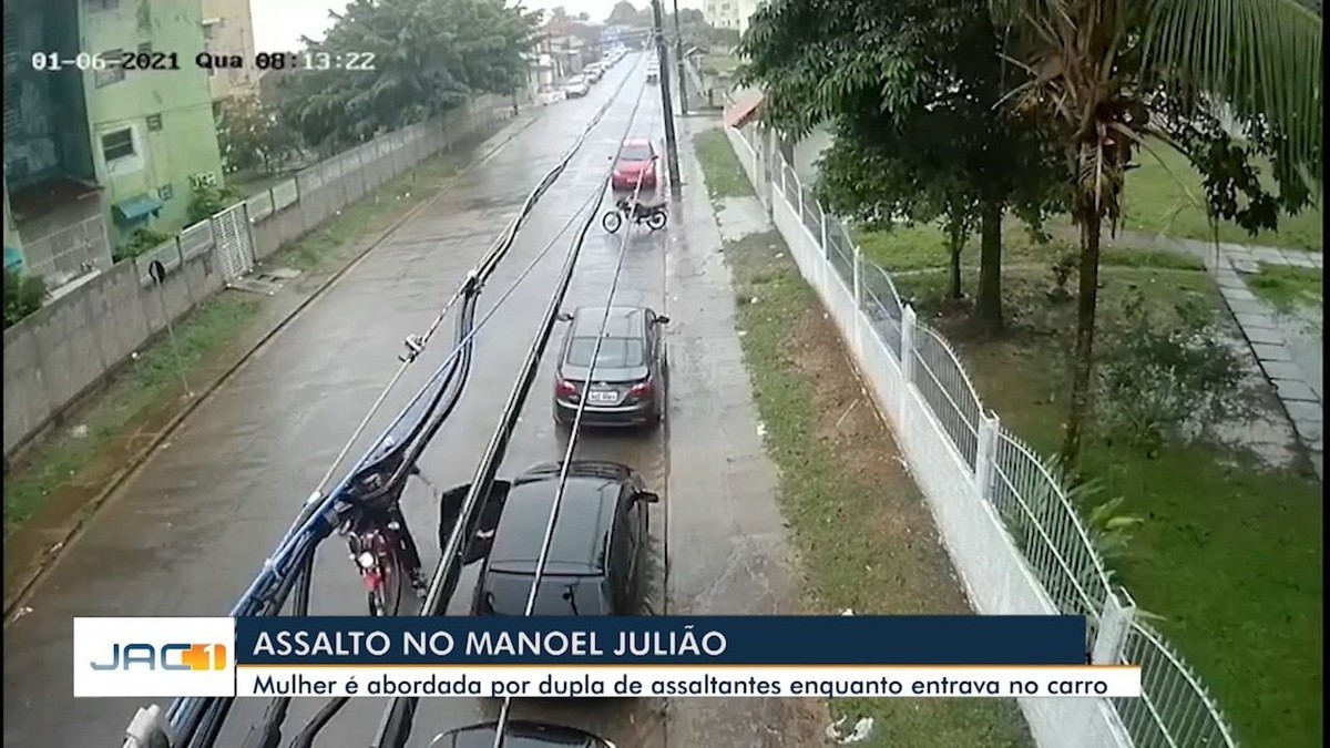 Mulher é assaltada por dupla em motocicleta à luz do dia em conjunto de