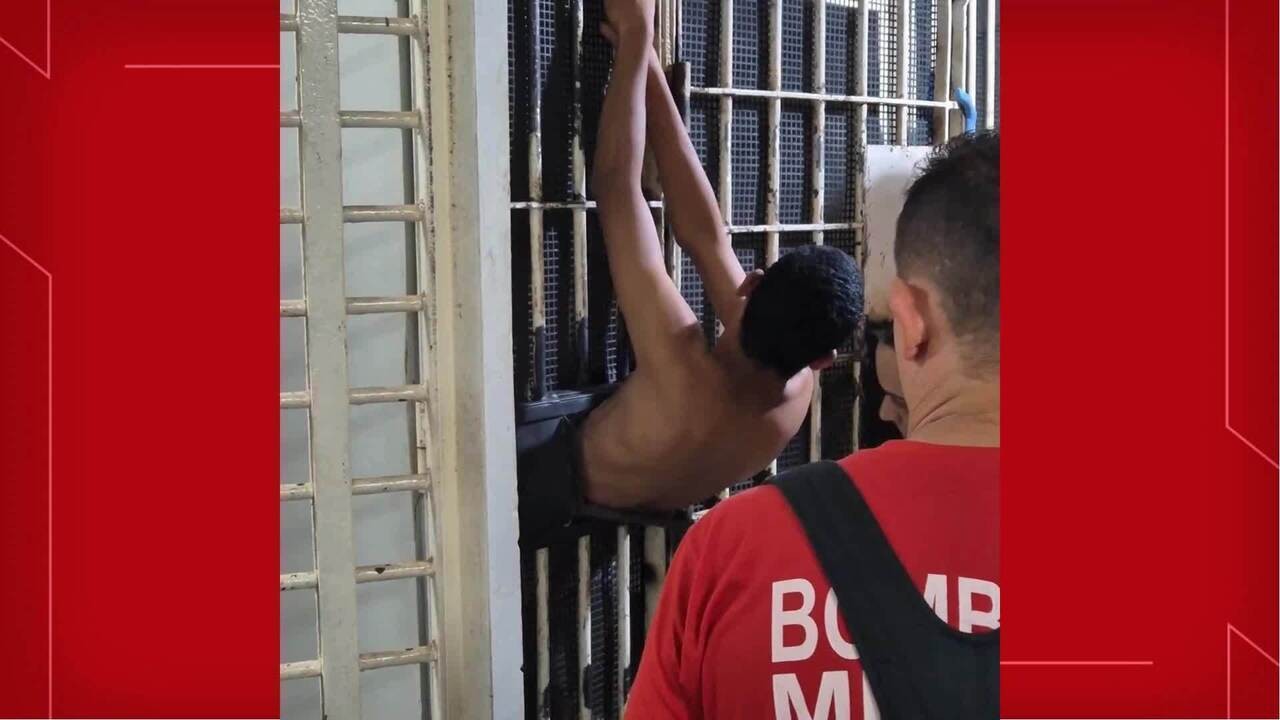 VÍDEO Homem fica preso em grade de cela após tentar fugir de delegacia