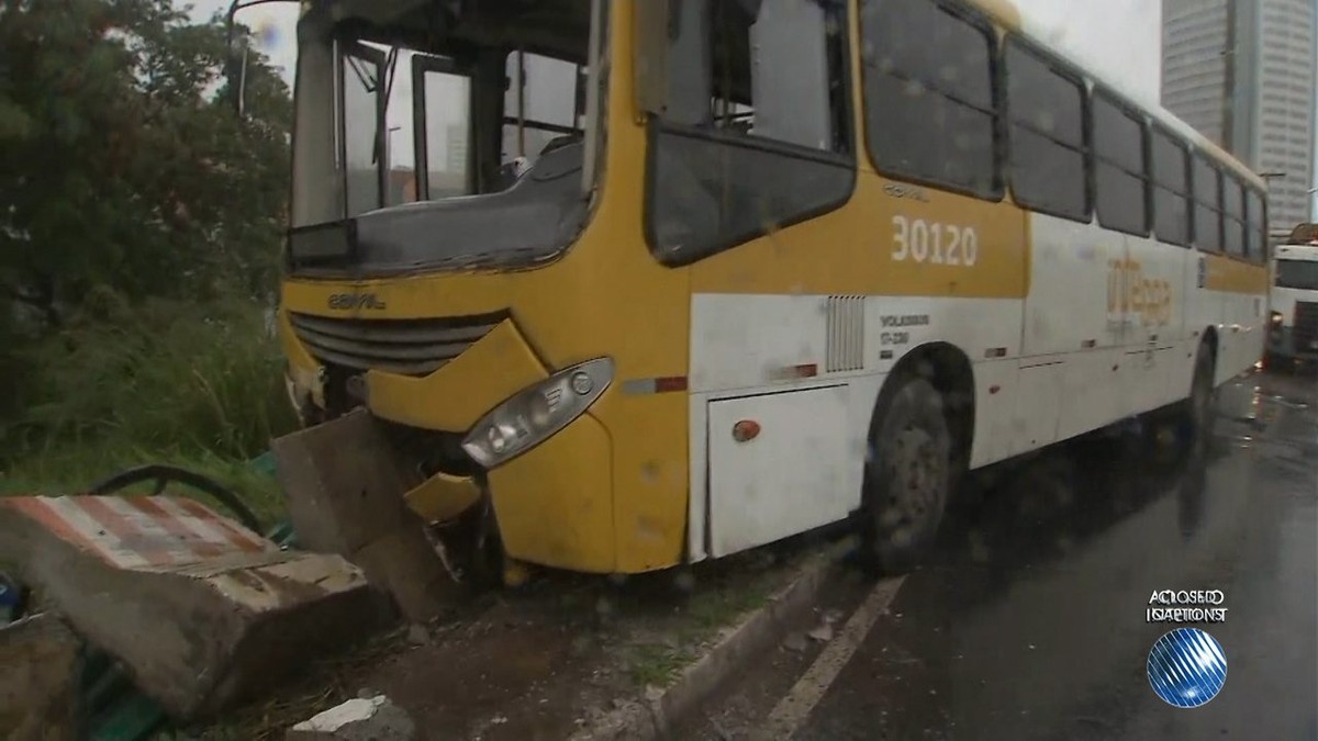 Nibus Bate Em Mureta E Deixa Tr Nsito Lento Na Av Tancredo Neves