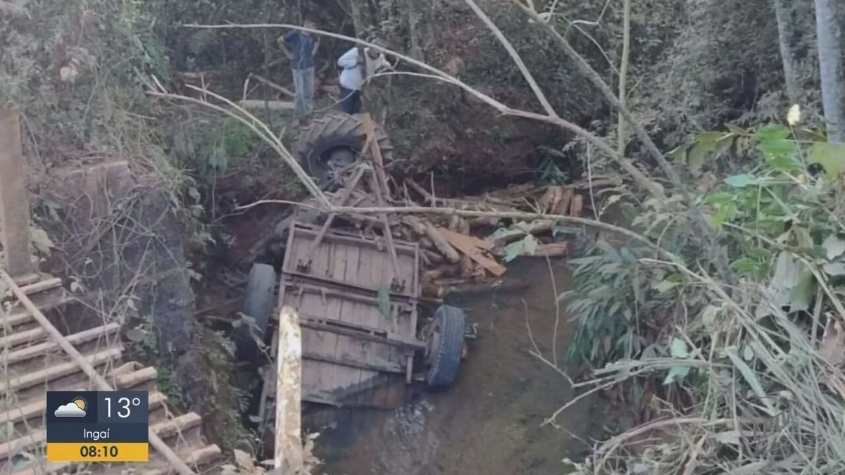 Homem morre após perder controle de trator carregado madeira e cair