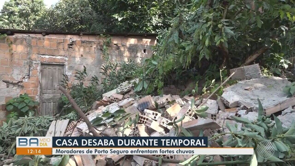 Casa desaba após fortes chuvas no extremo sul da Bahia dois