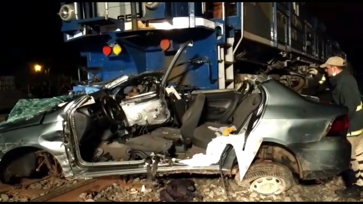 Carro Arrastado Por Metros Ao Ser Atingido Por Trem Em Sarandi