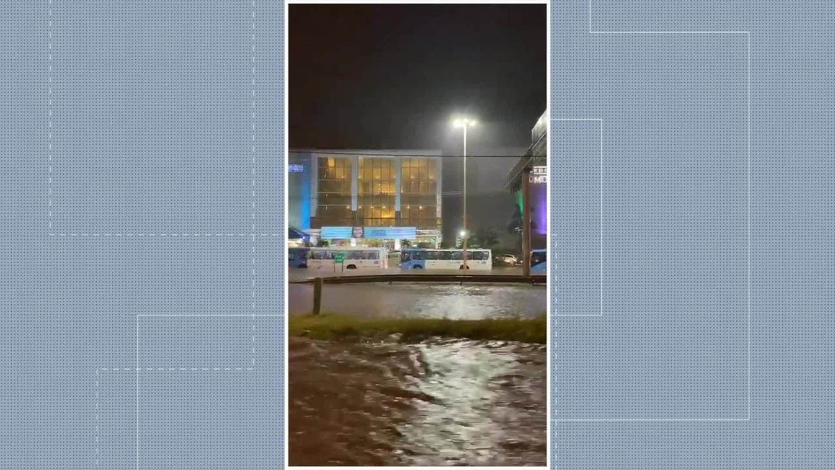 Vídeos chuva causa alagamentos na Grande Vitória e carro cai em buraco