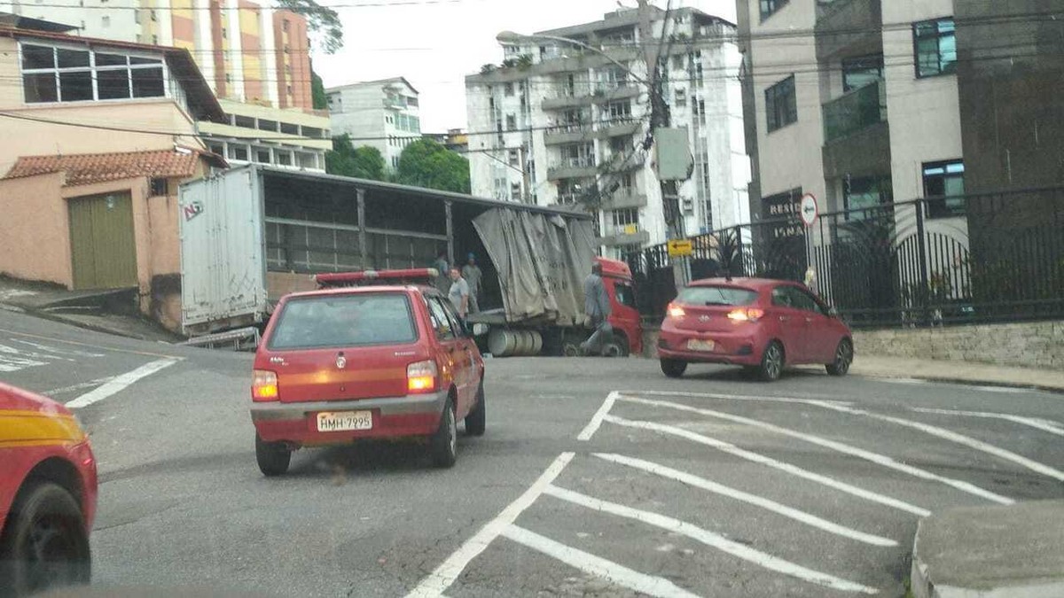 VÍDEO Caminhão fecha trânsito ao ficar atravessado em rua da região