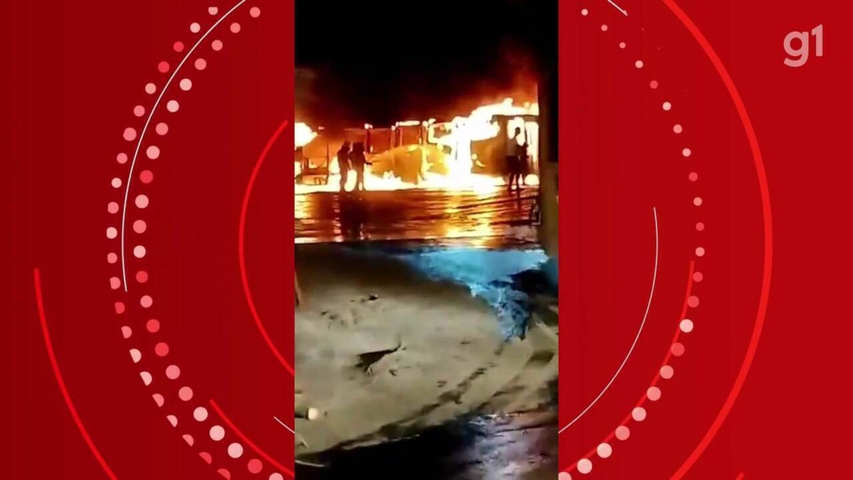 VÍDEO Incêndio atinge garagem de ônibus em Ubá e destrói pelo menos 6