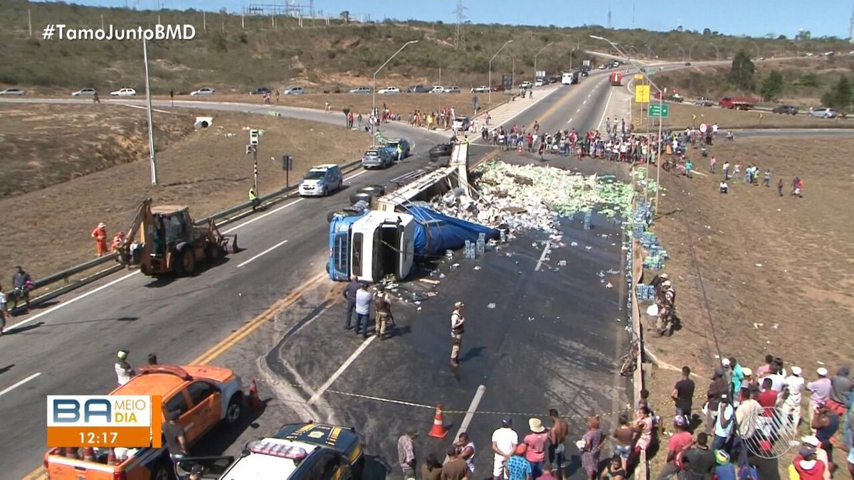 Carreta Que Transportava Latinhas De Refrigerante Tomba E Carga Fica