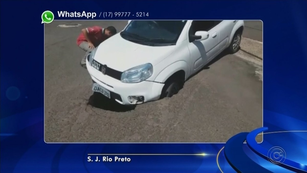 Carro fica preso em buraco após asfalto ceder na região Norte de Rio