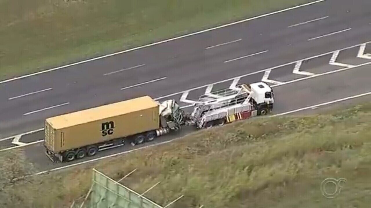 Carretas Cido Fosf Rico Batem E Provocam Congestionamento Na