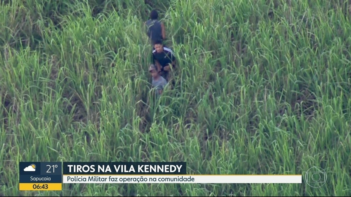 Suspeitos se escondem no meio da mata na Vila Kennedy durante operação