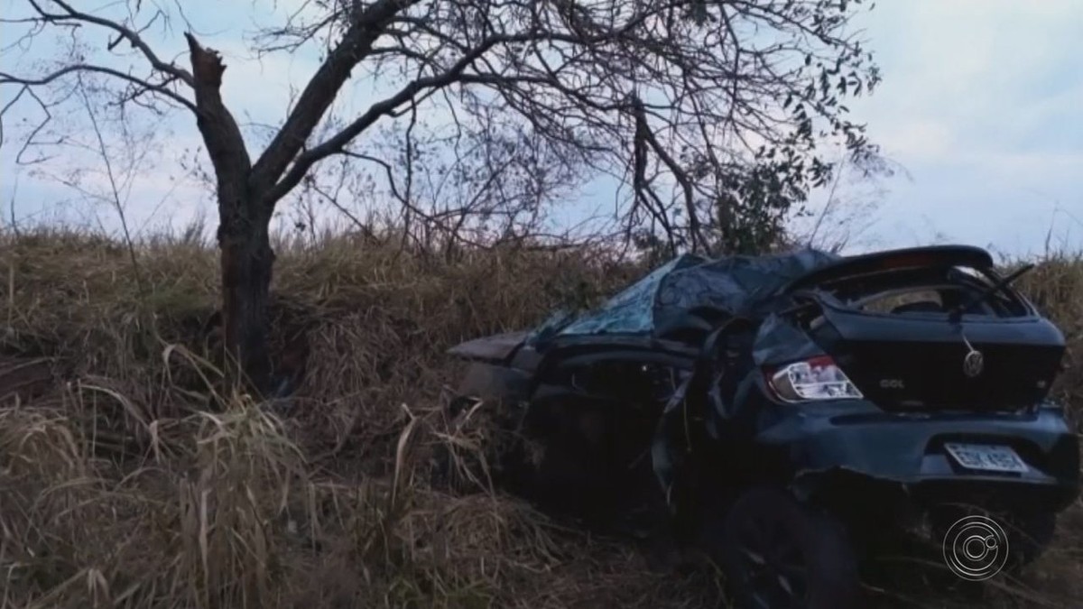 Jovem morre ao bater carro em árvore na estrada vicinal entre Tupã e