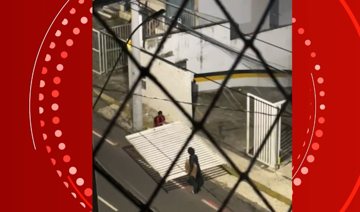 Homens arrancam e furtam portão do estacionamento de laboratório em