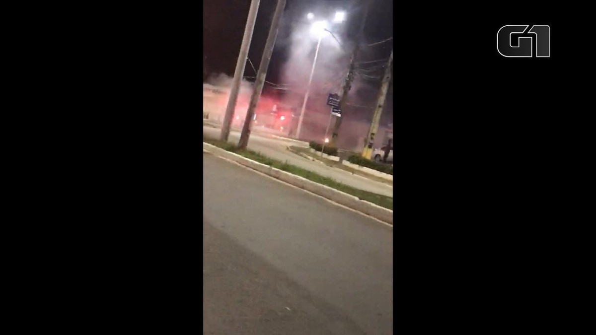 Carro Pega Fogo Ap S Colidir Em Mureta Na Avenida Dos Holandeses Em S O