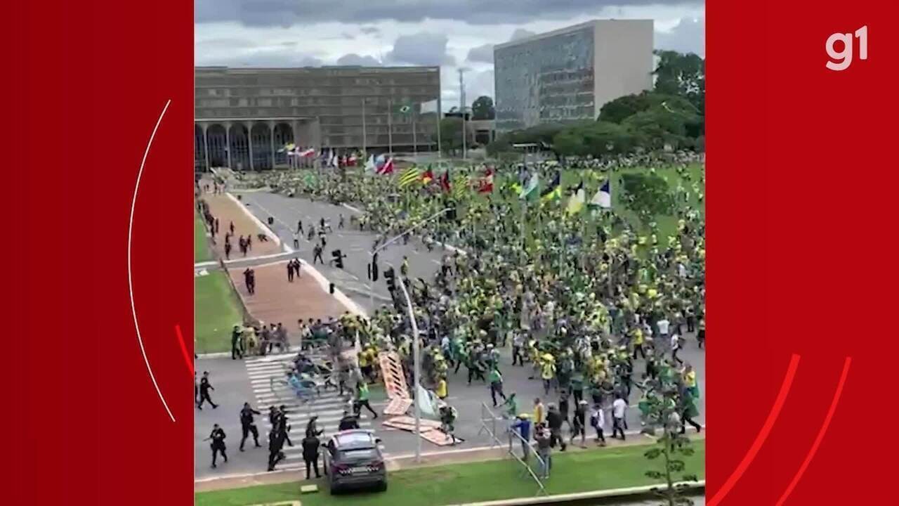 Novo VÍDEO mostra momento em que bolsonaristas radicais derrubam