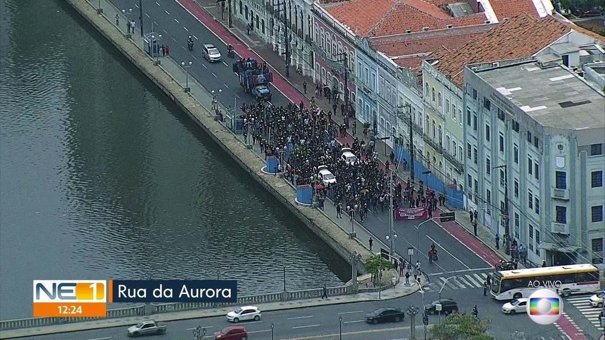 Policiais Civis Fazem Passeata No Centro Do Recife Em Protesto Por