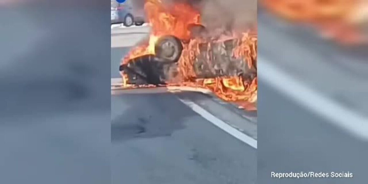 Carro Capota E Pega Fogo Em Marginal De Rodovia Federal De Sc V Deo