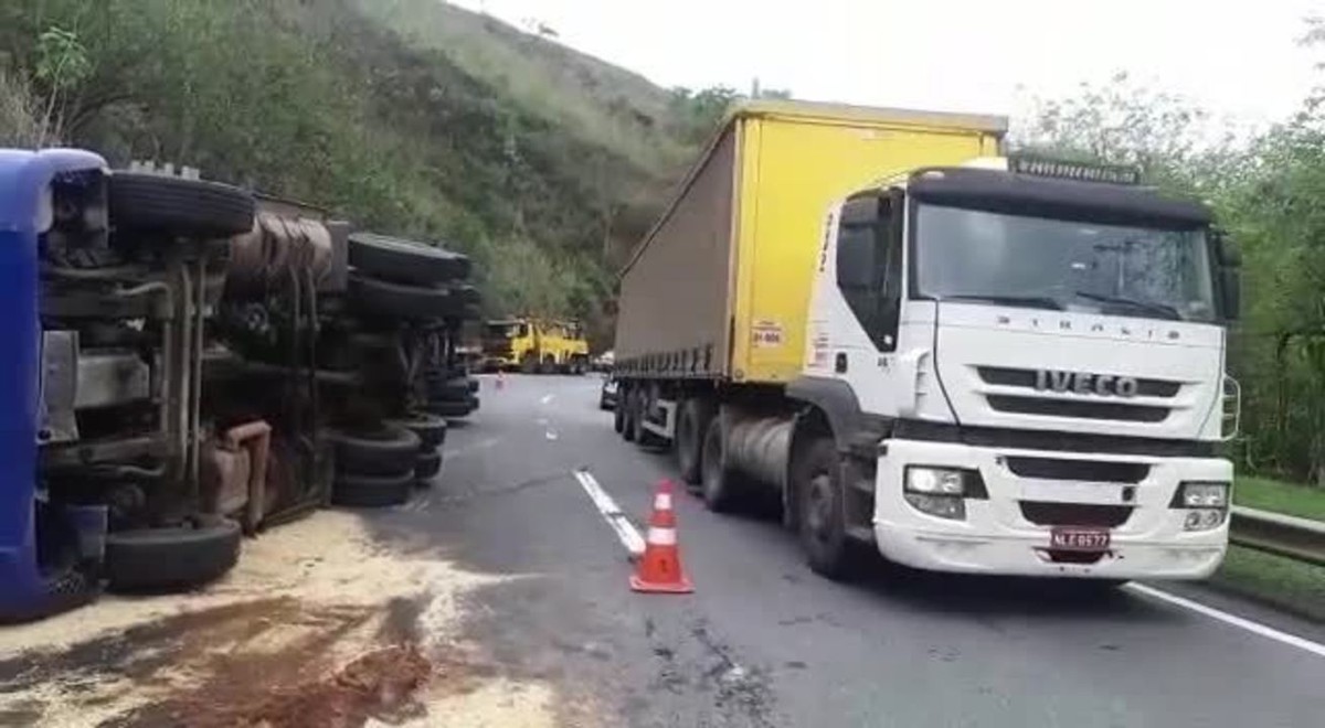 Caminhão carregado de biscoitos tomba na descida da Serra das Araras