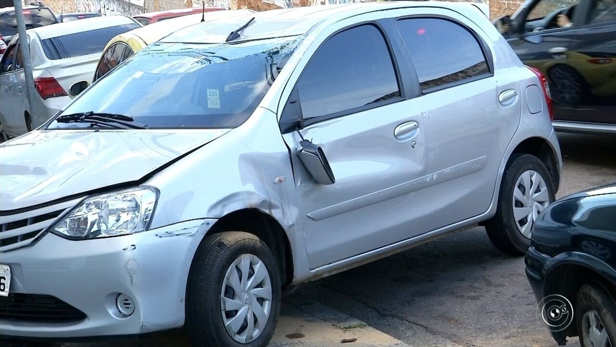 Motorista Capota Ve Culo Ap S Bater Em Carros Estacionados Em Jundia