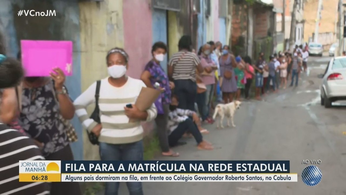 Famílias dormem em fila para matricular filhos em colégios na rede