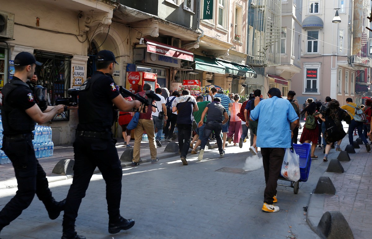 Pol Cia Turca Usa Balas De Borracha Para Impedir Parada Do Orgulho Gay Mundo G