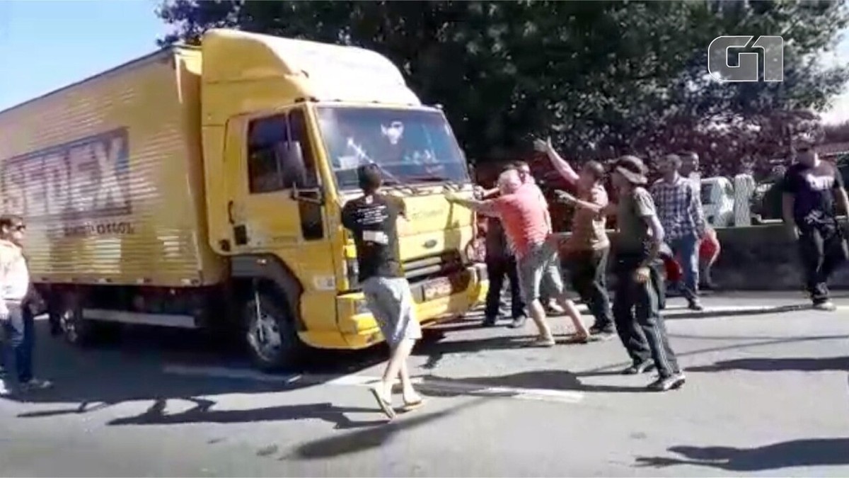 Caminhão é apedrejado ao tentar furar bloqueio de manifestantes na