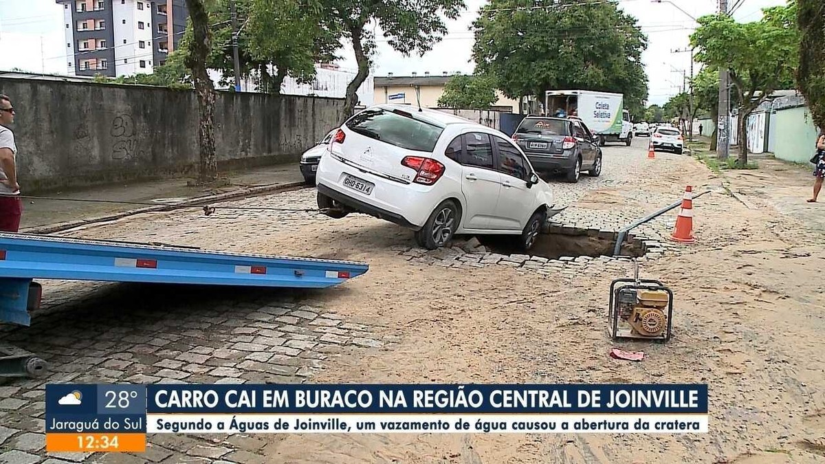 Pavimentação cede e carro cai em buraco na região central de Joinville