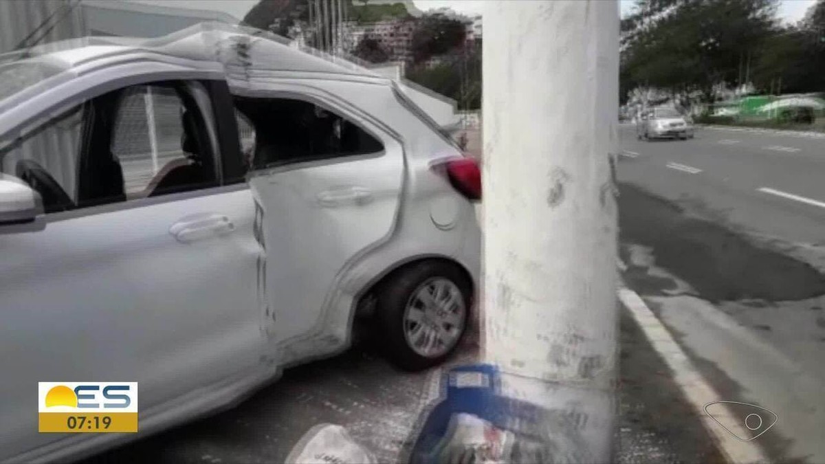 Carro Bate Em Poste E Tr S Pessoas Ficam Feridas Na Avenida Beira Mar