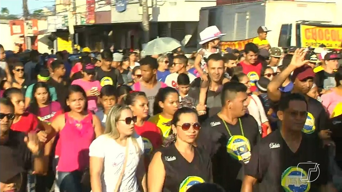 Marcha Para Jesus reúne multidão de fiéis em caminhada por ruas de