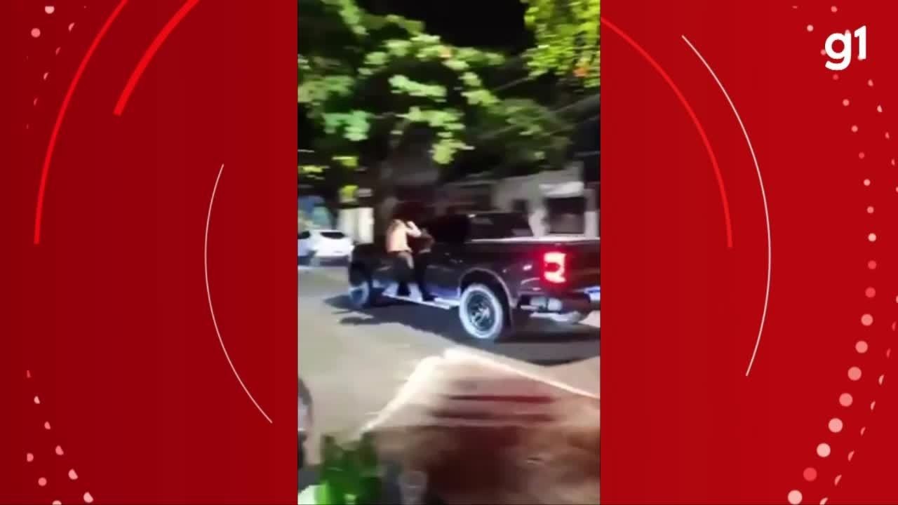 VÍDEO Empresário acelera carro mulher pendurada na porta após ela