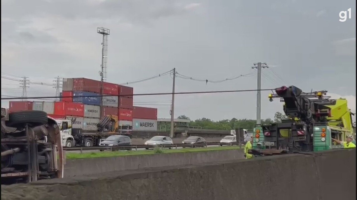 Motorista Perde Controle Da Dire O E Carreta Carregada Glicerina