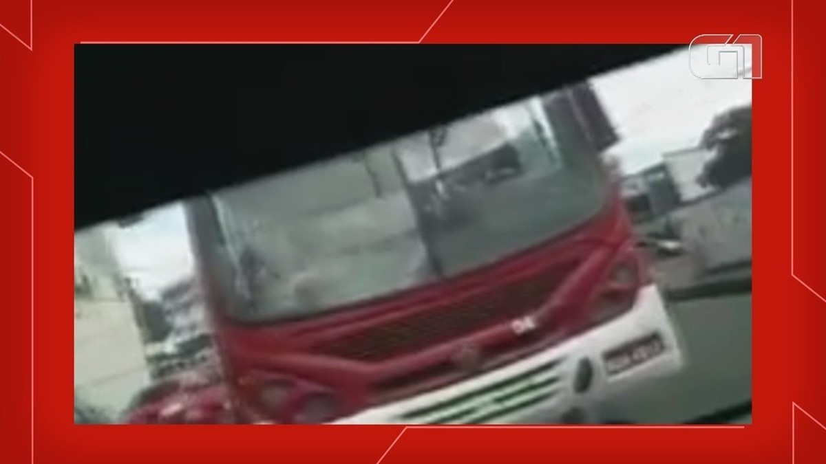 Nibus Bate Em Carro E O Empurra Por Vias De Manaus Durante Briga De