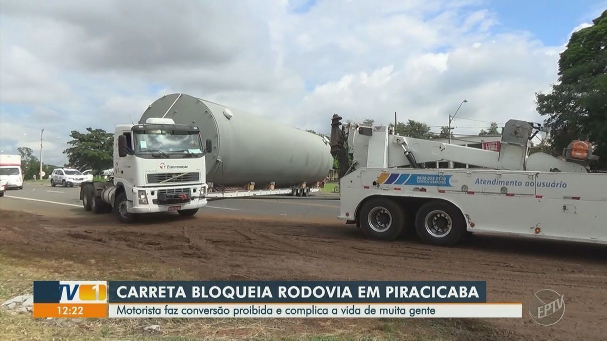 Motorista Tenta Fazer Manobra E Carreta Fica Presa Atravessada Em