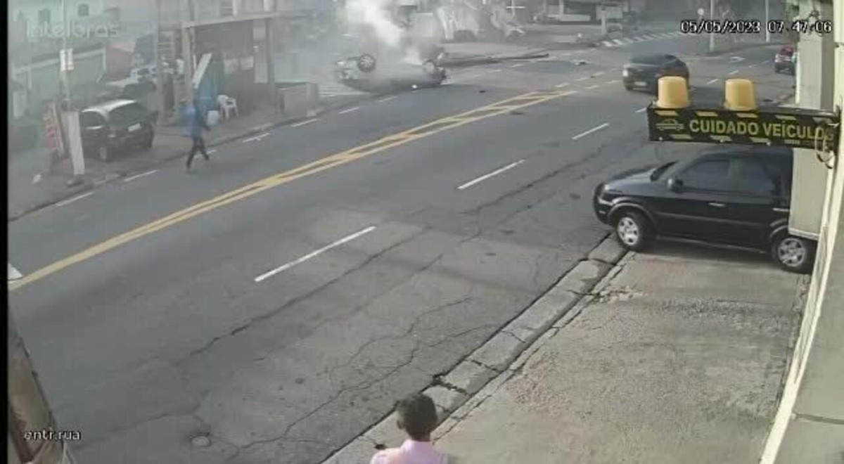 VÍDEO Carro em alta velocidade bate em caminhão e capota em rua de