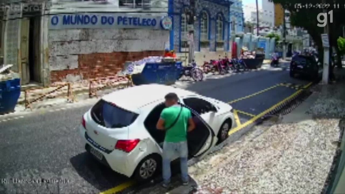 Vídeo homem é assaltado em frente à escola infantil enquanto entrava