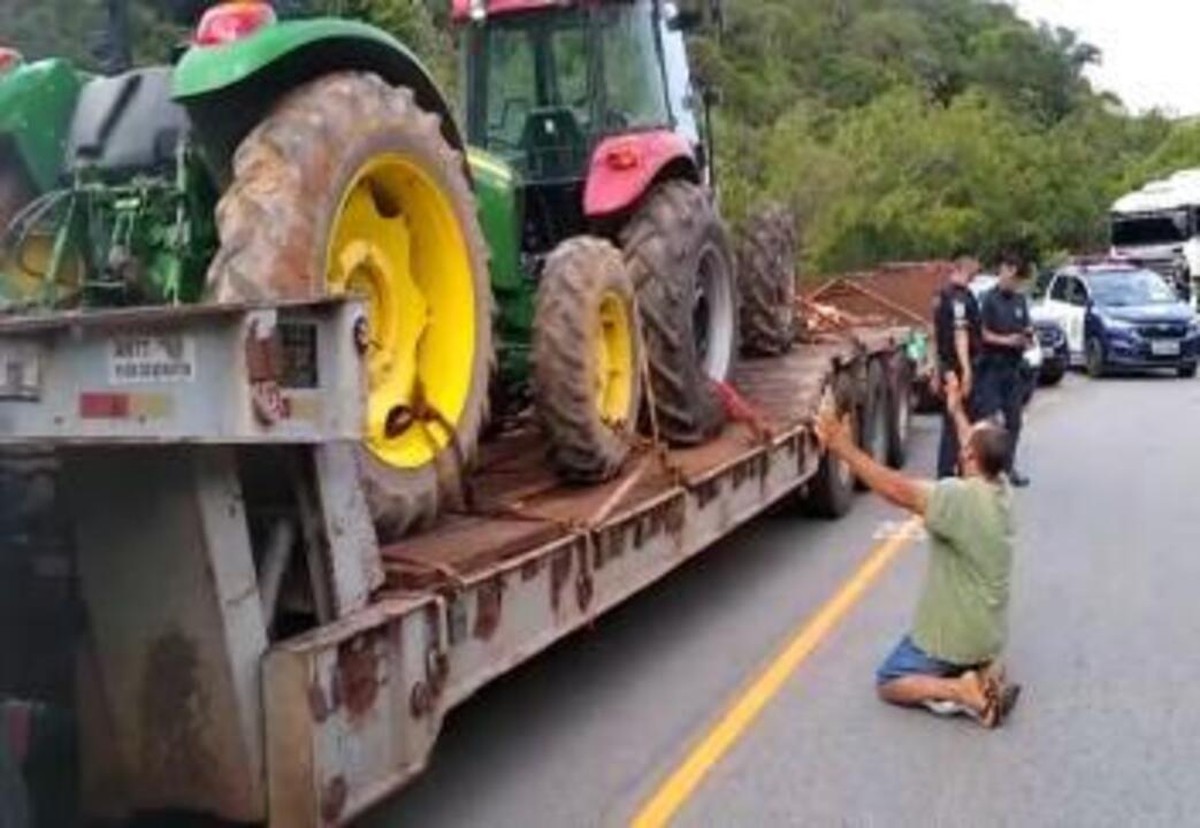 Produtor rural se ajoelha em estrada em agradecimento após recuperar