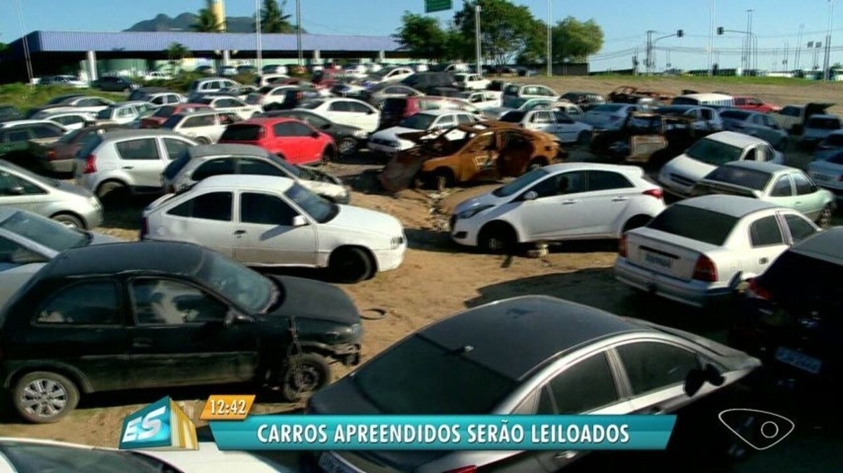 Carros abandonados por donos em delegacias do ES vão ser leiloados