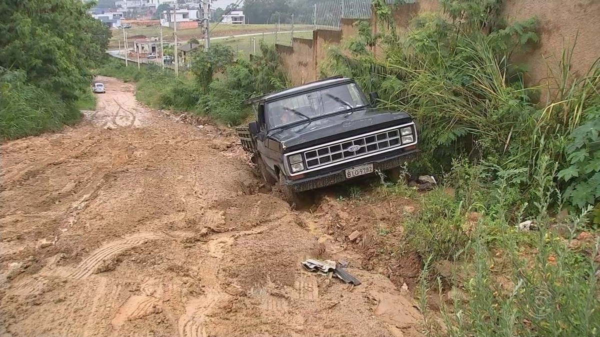 Carro fica atolado em estrada de terra em Sorocaba Sorocaba e Jundiaí