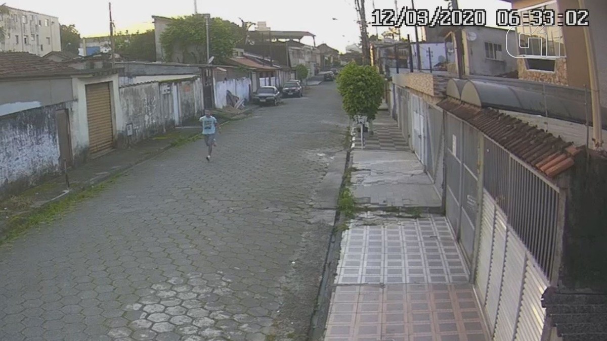 Vídeo flagra ex marido invadindo casa e mulher caindo na calçada após