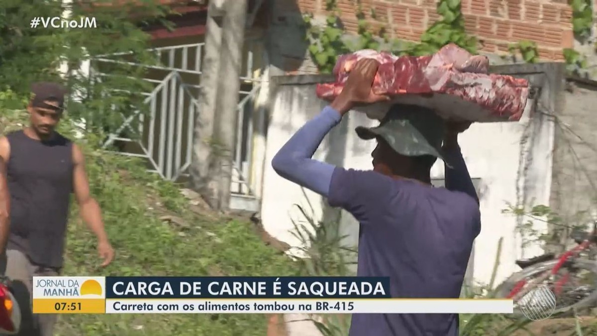 Carga Mil Quilos De Carne Saqueada Ap S Carreta Tombar Na Br