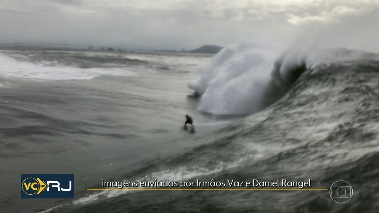 Surfistas Pegam Ondas De Metros Na Laje Da Besta Na Ba A De