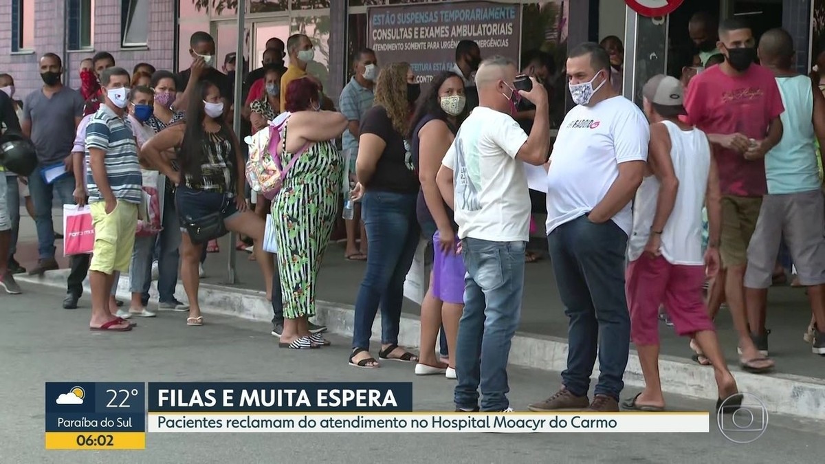 Pacientes Madrugam Na Fila Para Conseguir Senha De Atendimento No